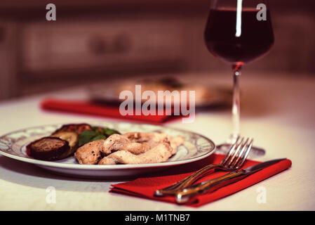 Romantisches Abendessen mit Wein, Fleisch und Gemüse Stockfoto