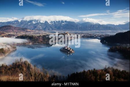Luftaufnahme über den See an einem nebligen Morgen von ojstrica Sicht Bled, Slowenien, Europa - Hintergrund Stockfoto
