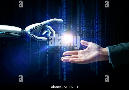 Roboter und menschliche Hand Blitzlicht und Binärcode Stockfoto