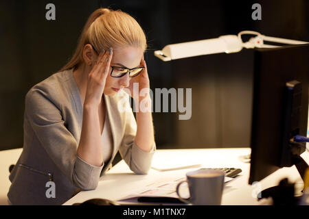 Geschäftsfrau am Computer arbeiten bei Nacht Office Stockfoto