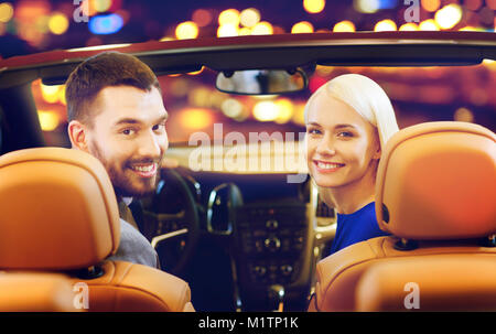 Brautpaar im Auto am Auto Show oder Salon sitzen Stockfoto