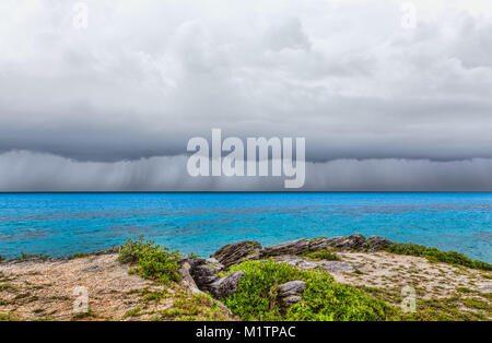 Schwere Gewitter am Tabak Bay Beach in St. George's Bermuda Stockfoto