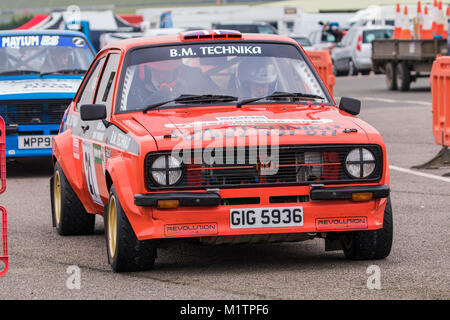 Ford Escort MkII mit Fahrer John Legg und Co - Treiber David Parsons in der Motorsport News Stromkreis Rally Championship, Snetterton, Norfolk, Großbritannien. Stockfoto