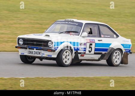 Ford Escort MkII mit Fahrer Ian Woodhouse und Co - Treiber Paul Rowland in der Motorsport News Stromkreis Rally Championship, Snetterton, Norfolk, Großbritannien. Stockfoto