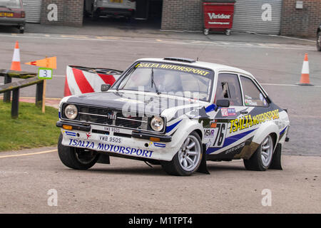 Ford Escort MkII mit Fahrer John Carroll und Co - Treiber Linda Thomas am Motorsport News Stromkreis Rally Championship, Snetterton, Norfolk, Großbritannien. Stockfoto