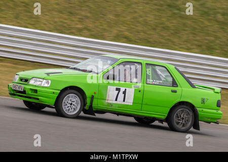 Ford Sierra mit Fahrer Kevin Jarvis und Co-driver Robert Pomphrett in der Motorsport News Stromkreis Rally Championship, Snetterton, Norfolk, Großbritannien. Stockfoto