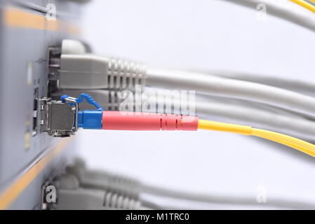 Data Center, Lichtwellenleiter und Netzwerk Kabel mit dem Switch verbunden Stockfoto
