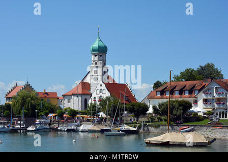 Wasserburg am Bodensee in Bayern mit Pfarrkirche St. Georg - Deutschland. Stockfoto