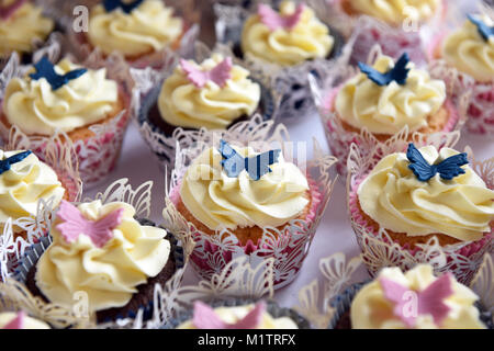 Butterfly Cupcakes mit weißer Zuckerglasur auf einer Hochzeitsfeier Stockfoto
