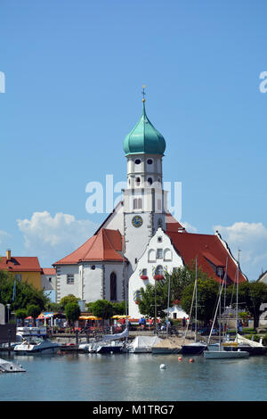 Wasserburg am Bodensee in Bayern mit Pfarrkirche St. Georg - Deutschland. Stockfoto