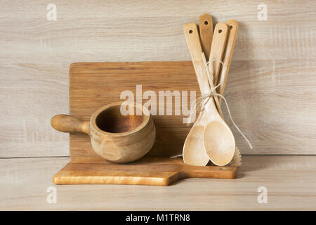 Holz rustikal und vintage Geschirr, Geschirr, Besteck und Material auf hölzernen Tisch. Küche noch leben als Hintergrund für Design. Bild mit Kopie sp Stockfoto