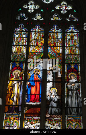 Glasfenster der Kathedrale Saint-Gatien in Tours, Frankreich. Stockfoto