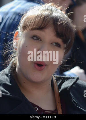 Junge Sänger bei Singen am Boulder Stockfoto