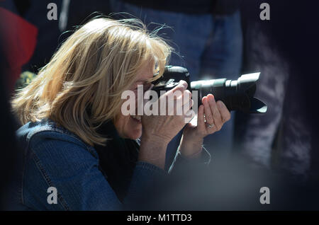 Fotograf bei Singen am Boulder Stockfoto