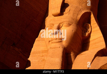 Statue von Ramses II. auf der Großen Tempel, Abu Simbel, Nubien, Oberägypten. Stockfoto