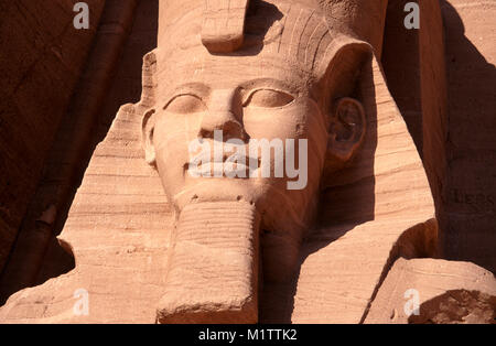 Statue von Ramses II. auf der Großen Tempel, Abu Simbel, Nubien, Oberägypten. Stockfoto