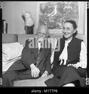 Fotograf Alfred Stieglitz und Künstler Georgia O’Keeffe in New York City. Das Ehepaar ist 1942 bei einer Ausstellung von John Marin an American Place. Kunstwerk an der Wand ist „Sea and Möwen“ von Marin. Stockfoto