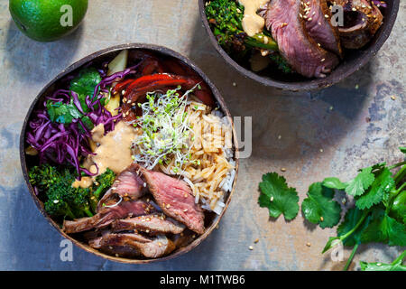 Schüssel mit Geschnetzeltes Rindfleisch Steak, Broccoli, Rotkohl, Rosenkohl und broccolli Satay Sauce Stockfoto