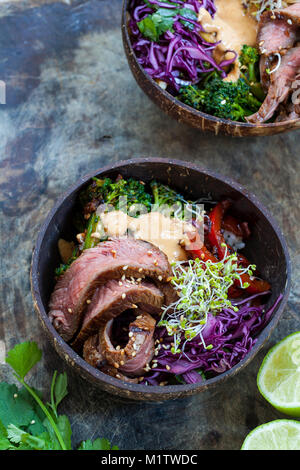 Schüssel mit Geschnetzeltes Rindfleisch Steak, Broccoli, Rotkohl, Rosenkohl und broccolli Satay Sauce Stockfoto