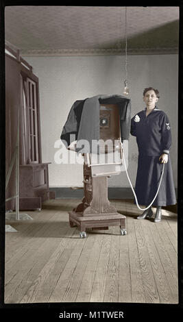 Frau mit großformatigen Kamera auf Stativ, ca. 1900. Stockfoto