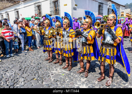 Antigua, Guatemala - März 24, 2016: Römer signal Ansatz der Gründonnerstag Prozession in der Stadt mit den berühmten Heiligen Woche feiern Stockfoto