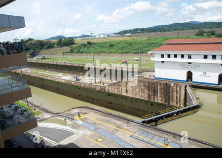 Die Wasserstände an den Miraflores-schleusen, Panama Kanal für Schiffe zu durchlaufen. Stockfoto