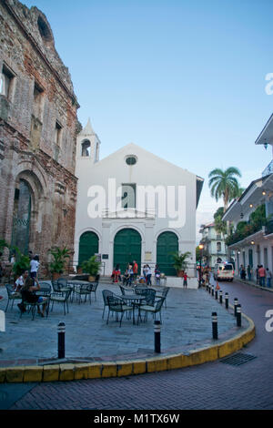 Menschen in von Santo Domingo Kloster sitzen auf einer Straße in der Casco Viejo, Panama City, Panama. Stockfoto