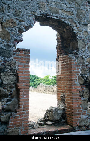 Blick durch die Ruinen von Panama Viejo in Panama City, Panama. Stockfoto