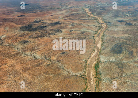 Eine Luftaufnahme der fast trocken Uaso Nyiro oder Ewaso Ngiro River, der durch sie fließt und teilt das Buffalo Springs und Samburu National Reserve in nor Stockfoto