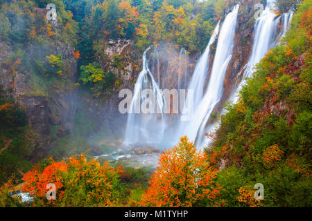 Herbst Farben und Wasserfälle Nationalpark Plitvice in Kroatien Stockfoto