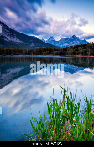 Die Festung, spiegelt sich in den Gewässern der Keil Teich, Kananaskis, Alberta, Kanada im Morgenlicht Stockfoto