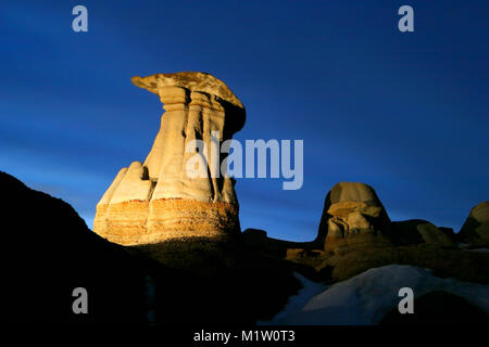Hoodoos, eine geologische Formation in der Nacht und das Licht in den Badlands in der Nähe von Drumheller, Alberta, Kanada lackiert Stockfoto