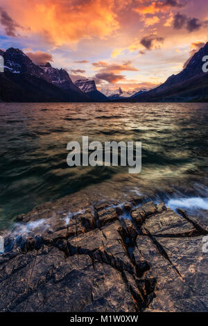 Sonnenuntergang am Ufer des St. Mary Lake entlang der auf der Sonne Straße im Glacier National Park, Montana, USA Stockfoto