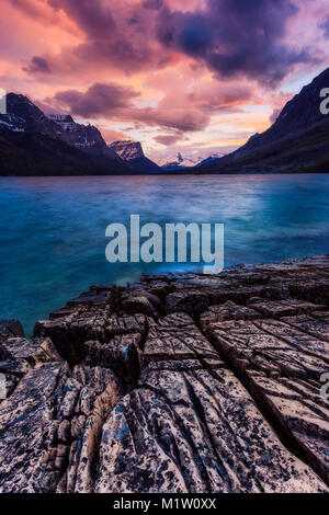 Sonnenuntergang am Ufer des St. Mary Lake entlang der auf der Sonne Straße im Glacier National Park, Montana, USA Stockfoto