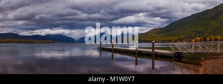 Das Dock auf See MacDonald im Glacier National Park in Montana, USA auf einem n bewölkten Tag am späten Nachmittag Licht im Herbst. Stockfoto