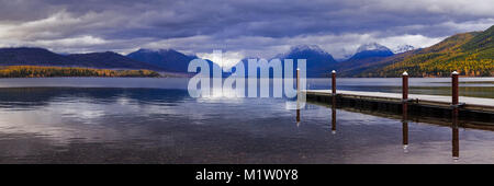 Das Dock auf See MacDonald im Glacier National Park in Montana, USA auf einem n bewölkten Tag am späten Nachmittag Licht im Herbst. Stockfoto