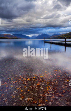 Das Dock auf See MacDonald im Glacier National Park in Montana, USA auf einem n bewölkten Tag am späten Nachmittag Licht im Herbst. Stockfoto