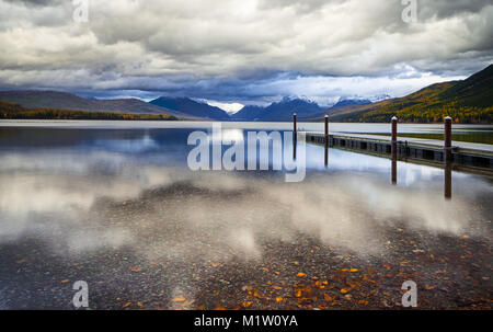 Das Dock auf See MacDonald im Glacier National Park in Montana, USA auf einem n bewölkten Tag am späten Nachmittag Licht im Herbst. Stockfoto