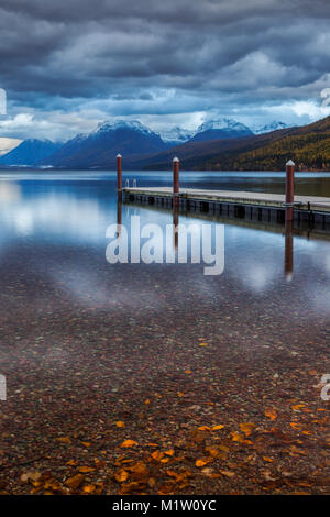 Das Dock auf See MacDonald im Glacier National Park in Montana, USA auf einem n bewölkten Tag am späten Nachmittag Licht im Herbst. Stockfoto