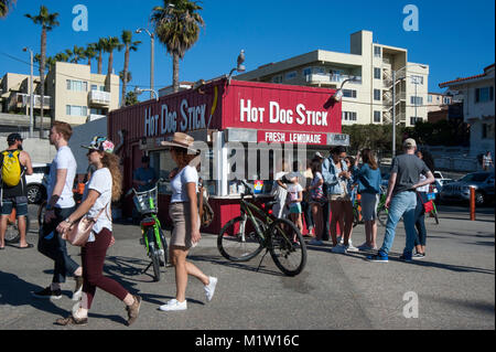 Die original Hot Dog auf einem Stick fast food stand auf der Santa Monica Beach in Los Angeles, CA Stockfoto