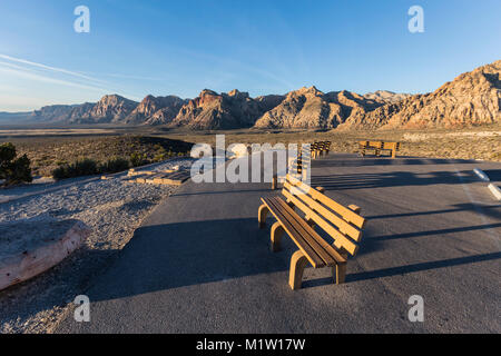 Einladende Bänke im frühen Morgenlicht im Red Rock Canyon National Conservation Area Scenic Drive übersehen in der Nähe von Las Vegas, Nevada. Stockfoto