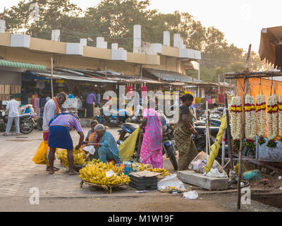 Mettupalayam, Tamil Nadu, Indien. 08.01.2018. Aktivitäten in einem Markt von Mettupalayam in der Nähe der Bushaltestelle. Stockfoto