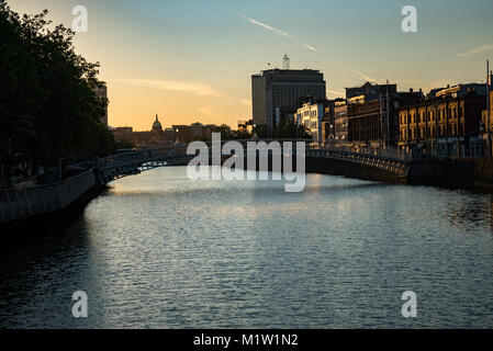 Sonnenaufgang über dem Fluss Liffey in Dublin, Irland Stockfoto