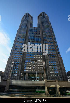 Tokio, Japan - Jan 3, 2016. Blick auf Tokyo Metropolitan Government Building. Es wurde 1990 in Shinjuku district gebaut und von berühmten japanischen konzipiert Stockfoto