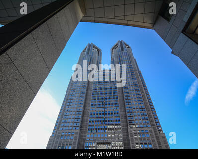 Tokio, Japan - Jan 3, 2016. Blick auf Tokyo Metropolitan Government Building. Es wurde 1990 in Shinjuku district gebaut und von berühmten japanischen konzipiert Stockfoto