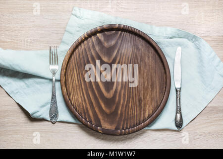 Rustikale Tisch mit Holzplatte und Servietten auf hölzernen Tisch Set-top. Ansicht von oben. Bild mit kopieren. Stockfoto