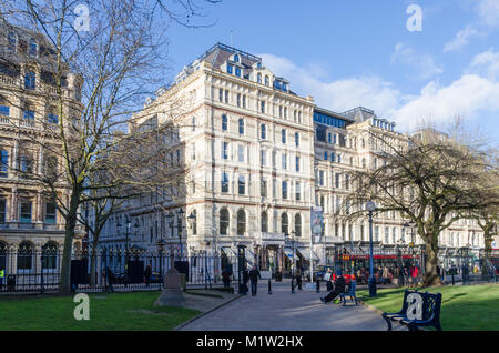 Gebäude in Colmore Row, Birmingham, UK gesehen von der St Philip's Square in der Nähe der Kathedrale an einem sonnigen Wintertag Stockfoto