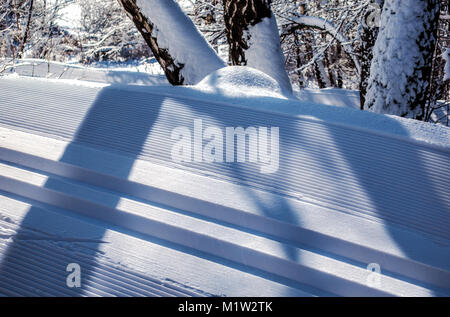 Schneebedeckte Straße Skipisten closeup Stockfoto