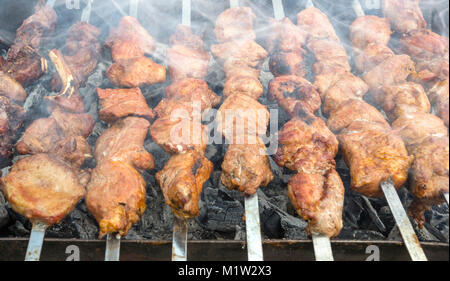 Gegrilltes kebab Kochen auf Metall Spieß. Gebratenes Fleisch am Grill zubereitet Stockfoto