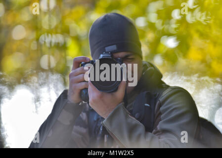 Tierwelt, Natur Mann Fotograf in Tarnung Outfit fotografieren, fotografieren Stockfoto